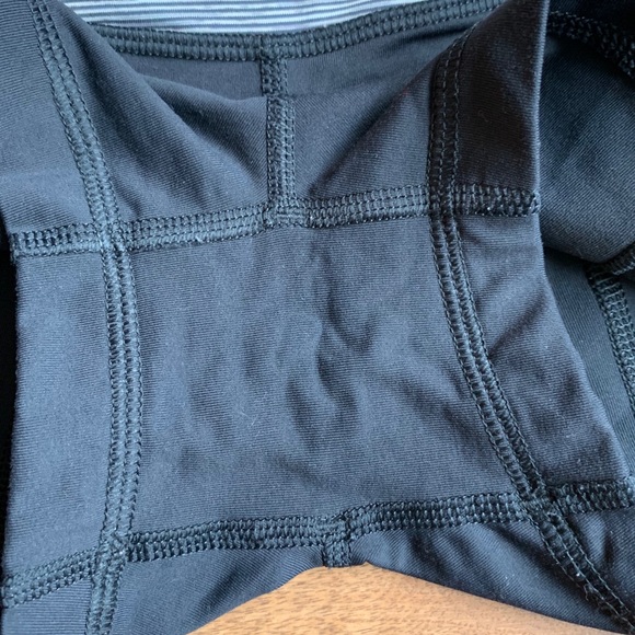 *SOLD* LULULEMON Hot ‘n sweaty short size 2 black - Picture 7 of 10